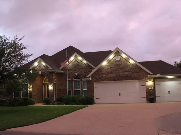 11219 Kings Point Blvd, Mont Belvieu, TX 77535