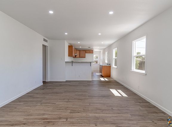 5th image of 1530 W Elm Ave