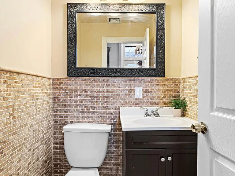 105 Erie St #1 — Photo 15