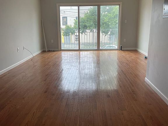 2nd image of 565 Hawthorne Ave #3