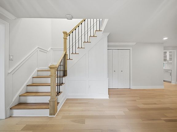 4th image of 150 Maple Dr