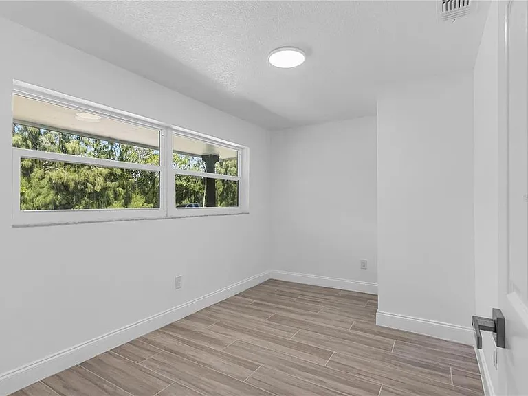 8201 Riverside Dr NE — Photo 9