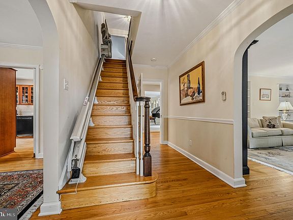 4th image of 804 Greenwood Rd