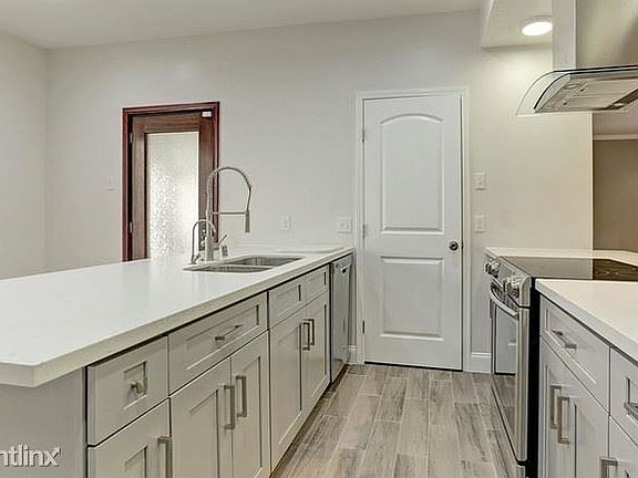 005_Building Photo - 201 Vanderpool Ln