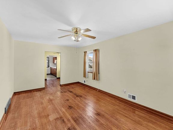 3rd image of 1921 33rd St