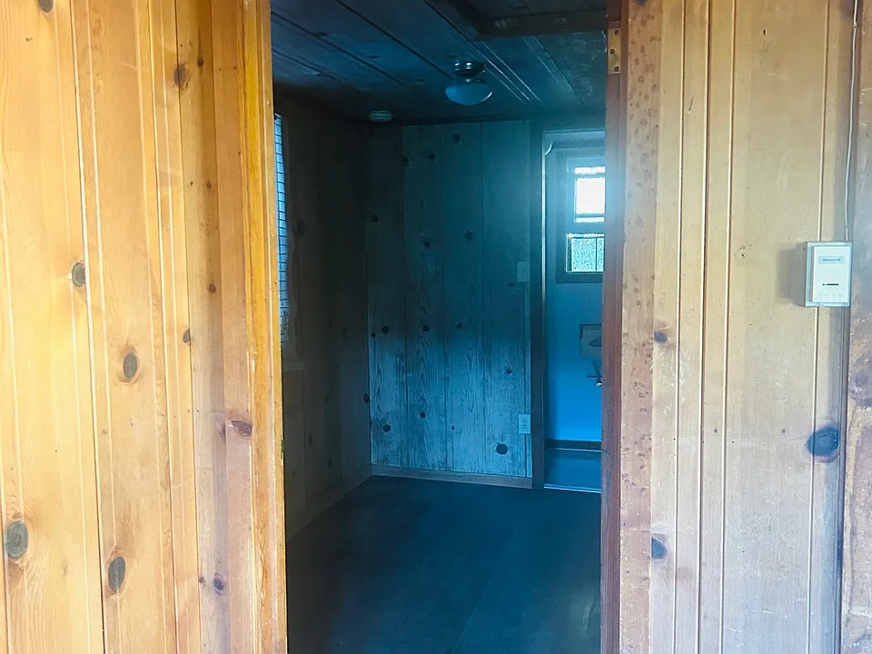bedroom/bathroom
