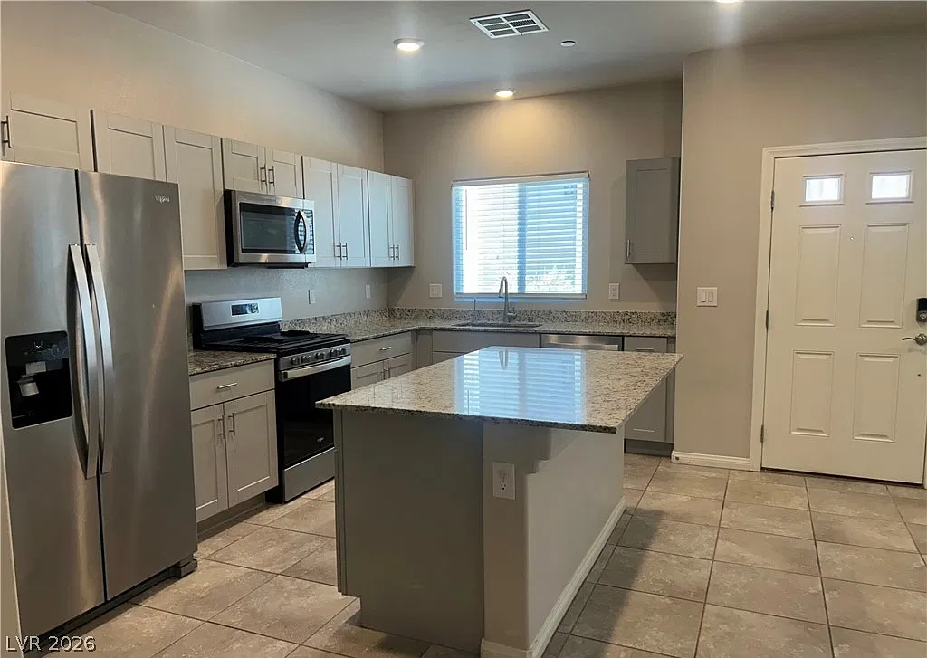 3 bed, 2.5 bath, 1709 sqft, $2,100 — Photo 3