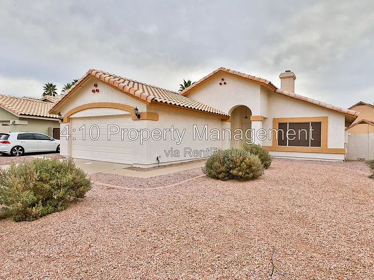 4230 E Woodland Dr — Photo 3