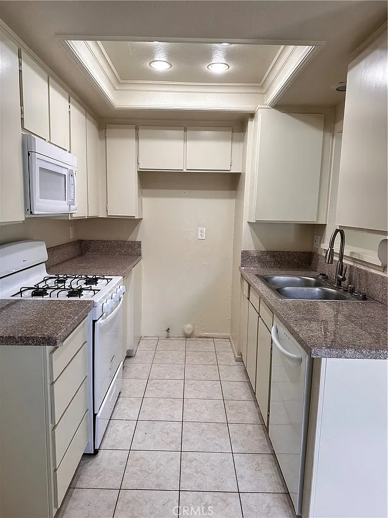 2 bed, 2.5 bath, 1025 sqft, $3,200 — Photo 3