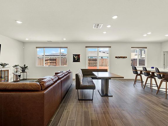 4th image of 544 Oakham Drive