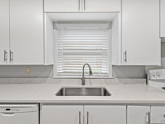 5th image of 402 Kingswood