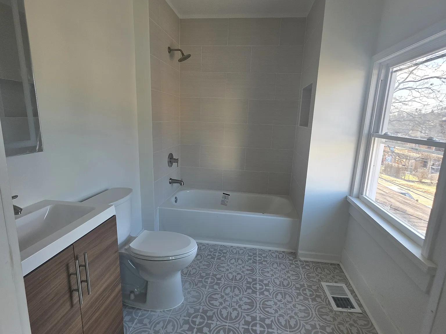 3 bed, 2000 sqft, $1,600 — Photo 2