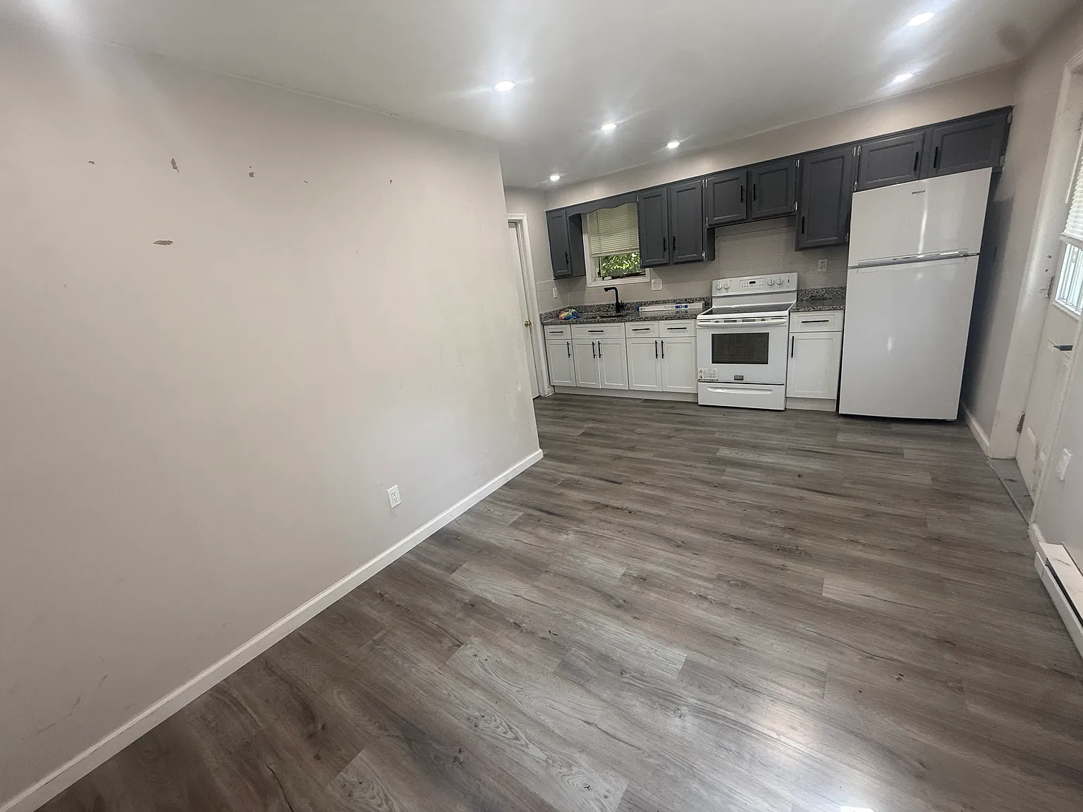 1 bed, 350 sqft, $990 — Photo 2