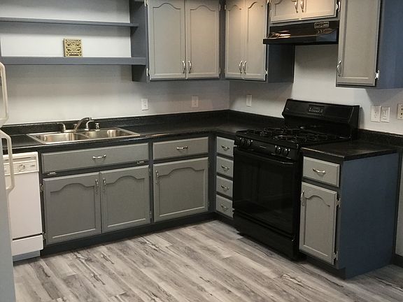 Seamless flooring throughout