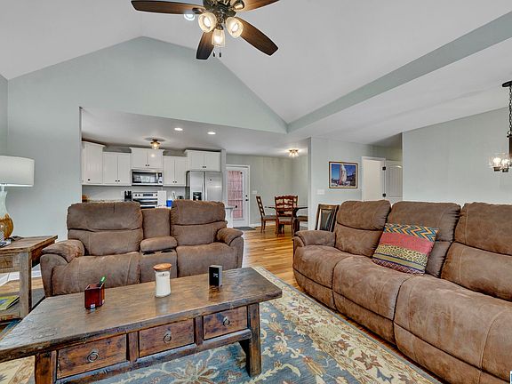 3rd image of 118 Whispering Pines Trl