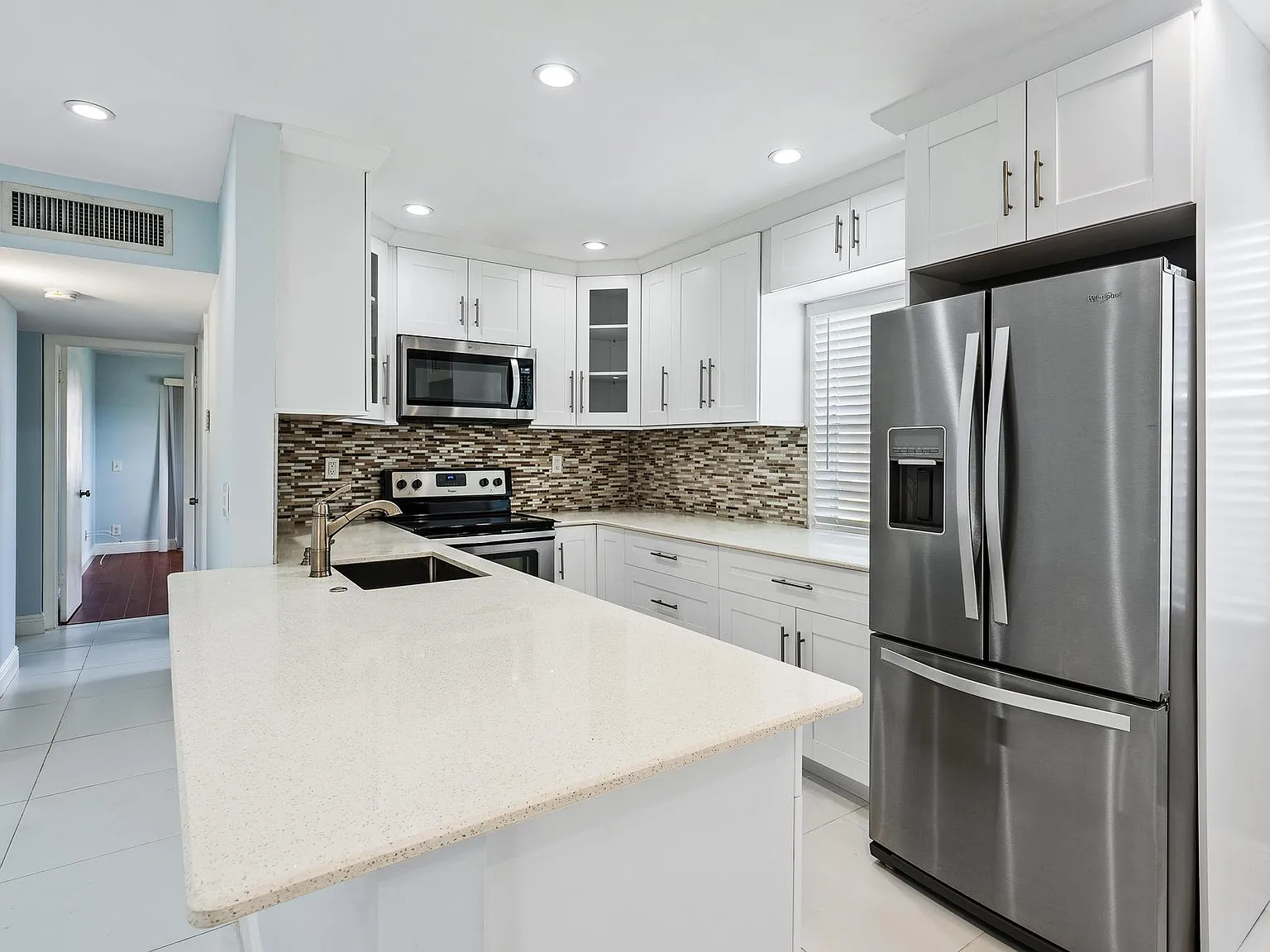 2 bed, 2.0 bath, 910 sqft, $2,000 — Photo 3