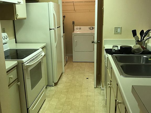 5th image of 3028 Parkway Blvd APT 212