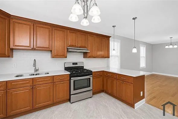 5 bed, 1608 sqft, $5,300 — Photo 2