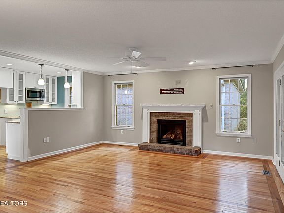 3rd image of 927 Jamestown Way
