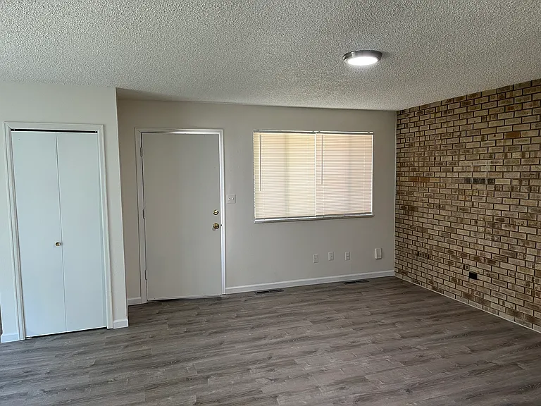 1424 Centennial Dr — Photo 2