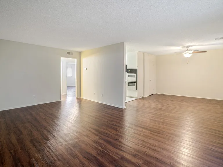 13157 Riverside Dr — Photo 32