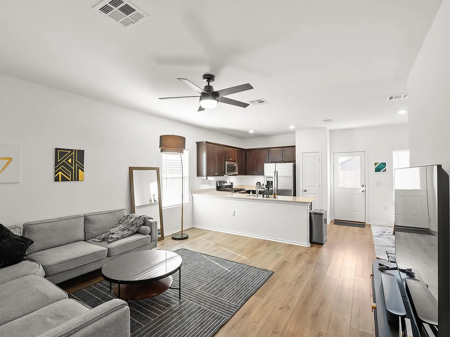 3 bed, 2.0 bath, 1217 sqft, $1,950 — Photo 1