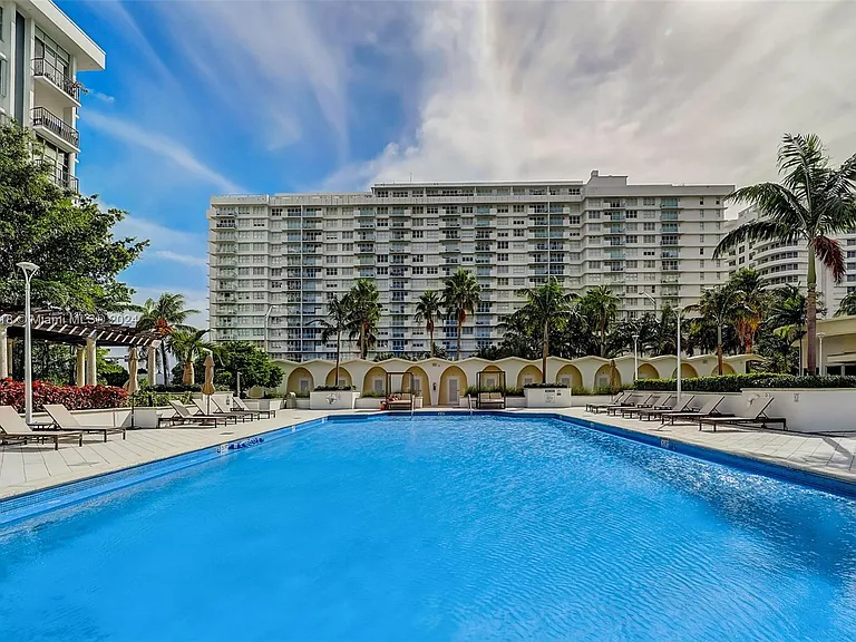 5600 Collins Ave #7W — Photo 3