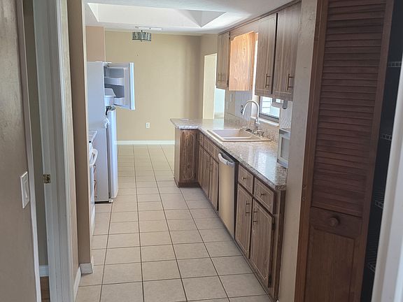 Eat-in kitchen with tile flooring and full appliance package