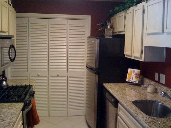 Kitchen (granite counters, stainless appliances)