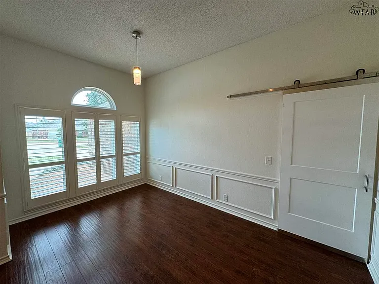 4845 Shenandoah Dr — Photo 2