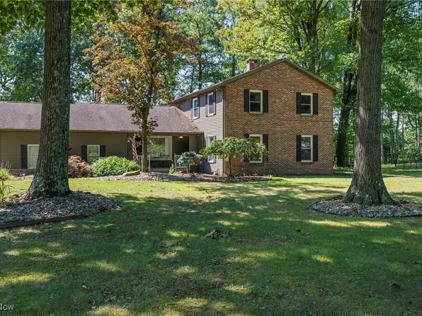 1929 Twin Oaks Dr, Girard, OH 44420
