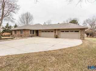 609 N Meadowbrooke Ln, Sioux Falls, SD 57110