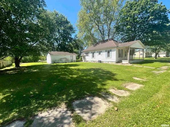 102 E Sycamore St, Thayer, IL 62689