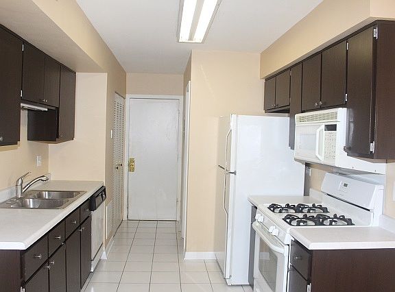 5th image of 821 Wellington Ave #821