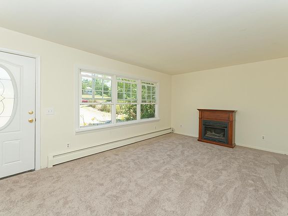 3rd image of 33 Pineview Pl