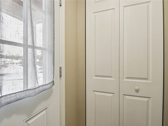 5th image of 32 Arrowhead Way N