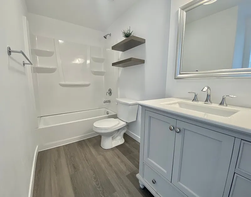 Beautiful remodeled basement in quiet neighborhood — Photo 2
