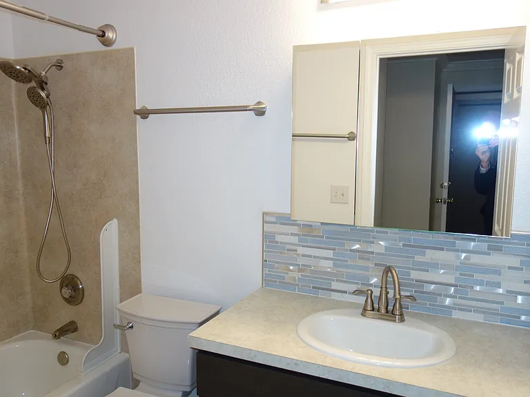 Heatherstone Park Apartments — Photo 24