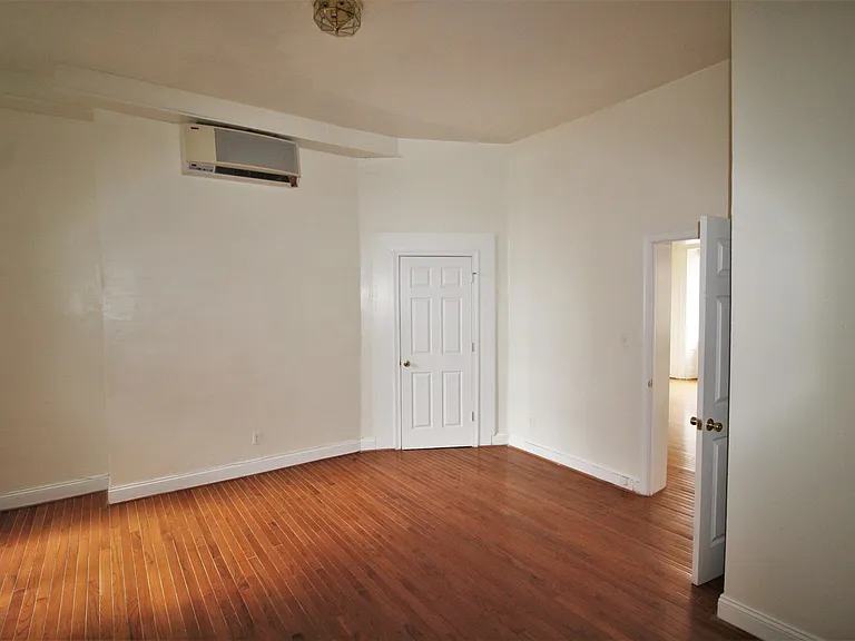 809 Park Ave — Photo 10