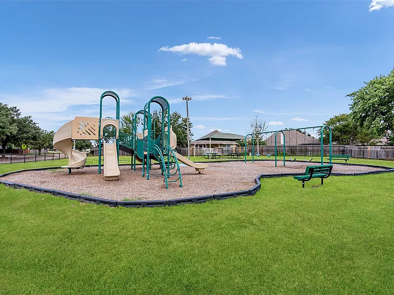 2527 Silver Trumpet Dr — Photo 18