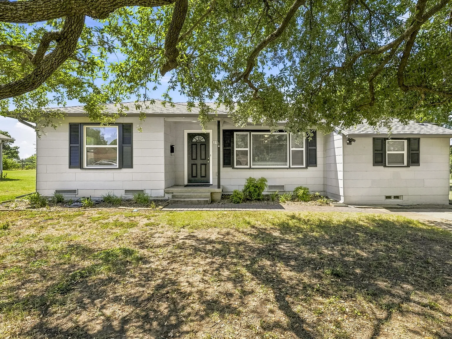 3 bed, 1933 sqft, $2,695 — Photo 1