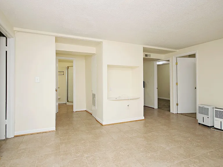 113 Stratford Ct #B — Photo 2