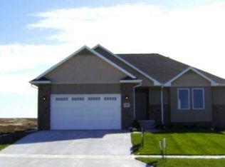 7209 Yankee Woods Dr, Lincoln, NE 68512