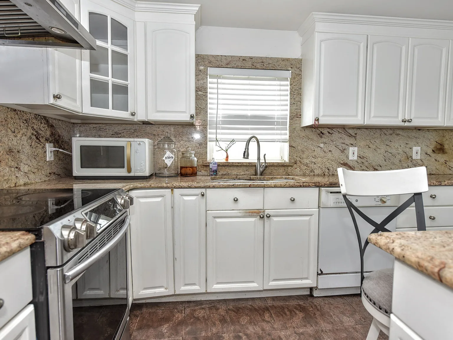 4 bed, 2236 sqft, $5,500 — Photo 4
