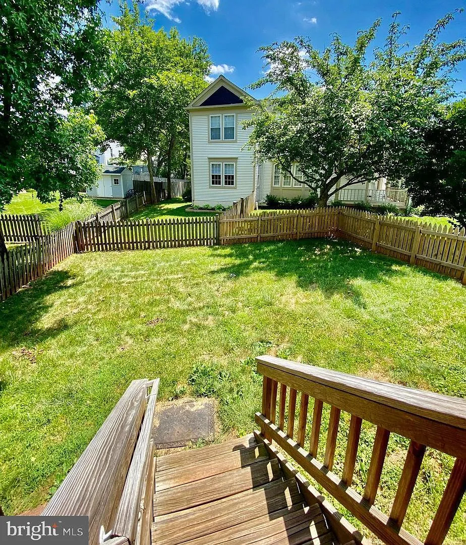 3 bed, 2.0 bath, 1408 sqft, $3,200 — Photo 4