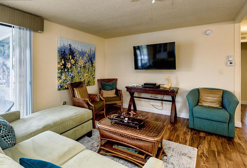 1st image of 1835 Holly Ln