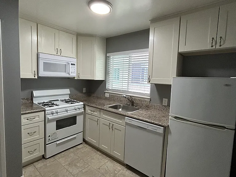 36 E 40th Ave — Photo 5