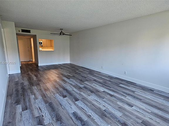 5th image of 120 Lakeview Dr APT 113