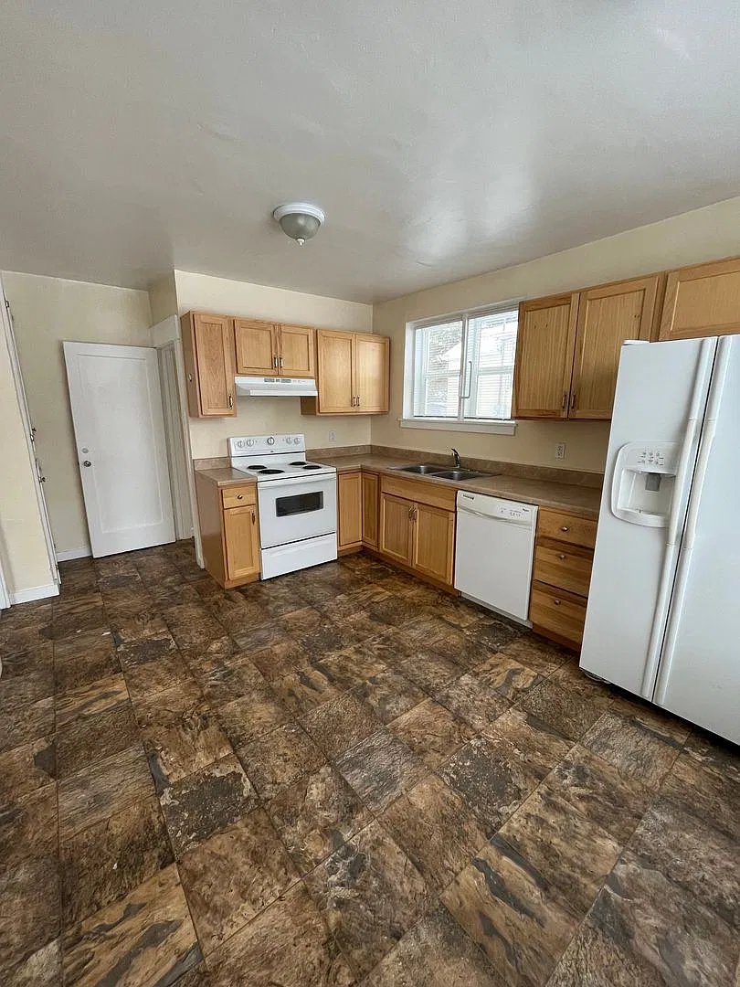 3 Bedroom/ 1.5 Bath House on West End — Photo 3
