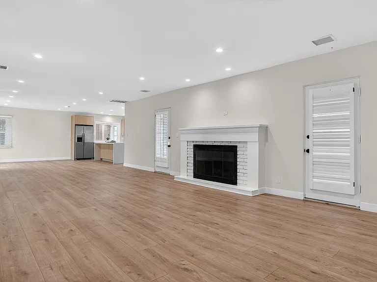 4711 Tyrone Ave — Photo 5